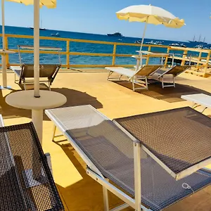 perla-blu-rooms-apartments-taormina.taorminaitalyhotels.com/